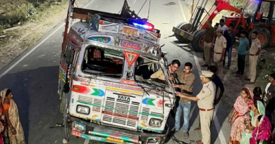 बस्ती-बेंवा मार्ग पर टड़वा गांव के पास दो ट्रकों की भीषण भिड़ंत, चालक घायल