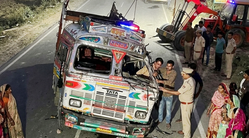बस्ती-बेंवा मार्ग पर टड़वा गांव के पास दो ट्रकों की भीषण भिड़ंत, चालक घायल बस्ती-बेंवा मार्ग पर टड़वा गांव के पास दो ट्रकों की भीषण भिड़ंत, चालक घायल