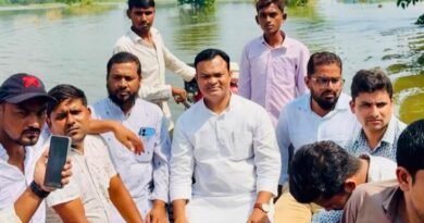 बाढ़ की विभीषिका झेल रहे ग्रामीणों के बीच पहुंचे डॉ. नादिर सलाम, जाना दर्द और दिया हर संभव मदद का भरोसा
