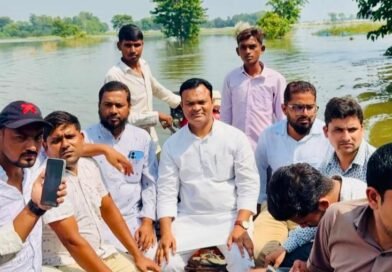 बाढ़ की विभीषिका झेल रहे ग्रामीणों के बीच पहुंचे डॉ. नादिर सलाम, जाना दर्द और दिया हर संभव मदद का भरोसा बाढ़ की विभीषिका झेल रहे ग्रामीणों के बीच पहुंचे डॉ. नादिर सलाम, जाना दर्द और दिया हर संभव मदद का भरोसा