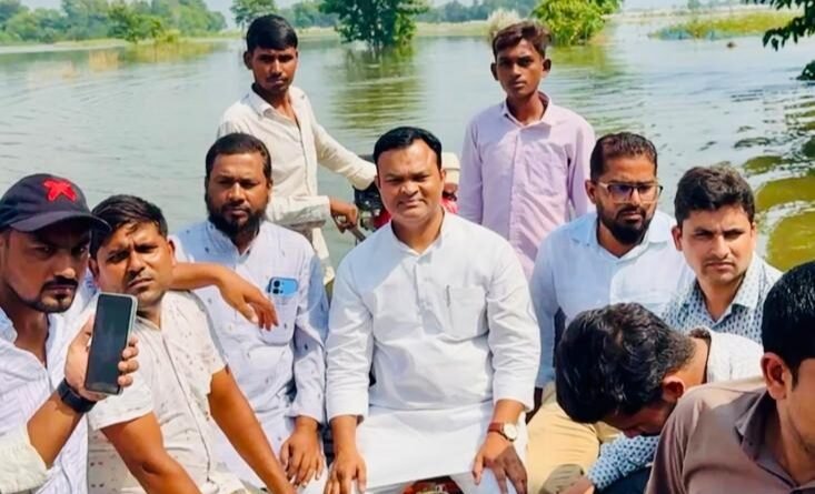 बाढ़ की विभीषिका झेल रहे ग्रामीणों के बीच पहुंचे डॉ. नादिर सलाम, जाना दर्द और दिया हर संभव मदद का भरोसा बाढ़ की विभीषिका झेल रहे ग्रामीणों के बीच पहुंचे डॉ. नादिर सलाम, जाना दर्द और दिया हर संभव मदद का भरोसा