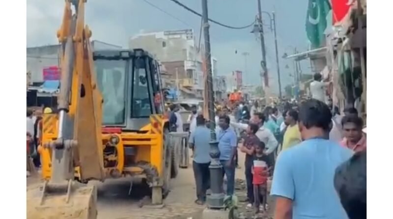 इटवा में गरजे बुलडोजर: जाम की समस्या से निजात दिलाने को पटरियों और फुटपाथ से हटाए अवैध कब्जे इटवा में गरजे बुलडोजर: जाम की समस्या से निजात दिलाने को पटरियों और फुटपाथ से हटाए अवैध कब्जे