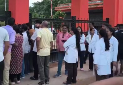 सिद्धार्थनगर मेडिकल कॉलेज में हॉस्टल बेदखली के खिलाफ भड़का इंटर्न डॉक्टरों का गुस्सा, दोनों गेटों पर ताला जड़ किया प्रदर्शन सिद्धार्थनगर मेडिकल कॉलेज में हॉस्टल बेदखली के खिलाफ भड़का इंटर्न डॉक्टरों का गुस्सा, दोनों गेटों पर ताला जड़ किया प्रदर्शन