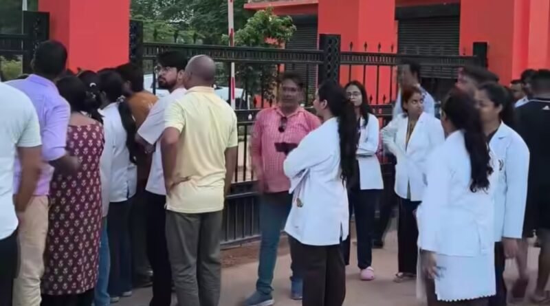 सिद्धार्थनगर मेडिकल कॉलेज में हॉस्टल बेदखली के खिलाफ भड़का इंटर्न डॉक्टरों का गुस्सा, दोनों गेटों पर ताला जड़ किया प्रदर्शन सिद्धार्थनगर मेडिकल कॉलेज में हॉस्टल बेदखली के खिलाफ भड़का इंटर्न डॉक्टरों का गुस्सा, दोनों गेटों पर ताला जड़ किया प्रदर्शन