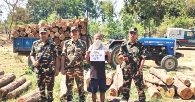 भारत-नेपाल सीमा पर SSB की बड़ी कार्रवाई: 124 बोटा सागौन लकड़ी और ट्रैक्टर-ट्रॉली जब्त, एक आरोपी गिरफ्तार