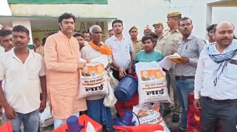 शोहरतगढ़ में बाढ़ प्रभावित 500 परिवारों को राहत सामग्री का वितरण, विधायक विनय वर्मा ने दिया हरसंभव मदद का भरोसा