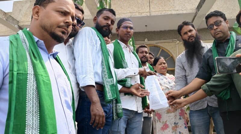 नाबालिग बालिका की बरामदगी व निष्पक्ष जांच की मांग: AIMIM ने सिद्धार्थनगर डीएम को सौंपा ज्ञापन