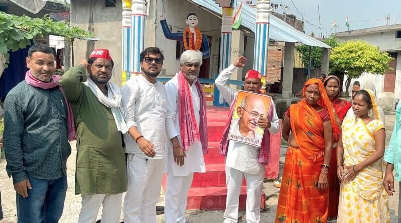शोहरतगढ़ में सपाइयों का हल्लाबोल: ‘वोट बचाओ-देश बचाओ’ मार्च निकाल चुनाव आयुक्त के खिलाफ की नारेबाजी, पुलिस ने पुतला दहन का प्रयास किया विफल