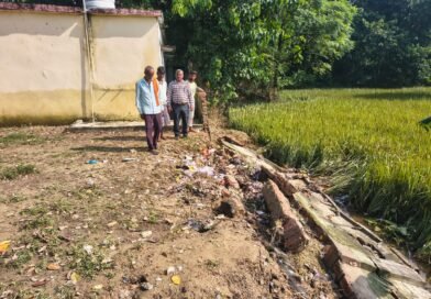 भारी बारिश और तूफान का कहर: प्राथमिक विद्यालय इटहिया की 15 मीटर लंबी बाउंड्री वॉल ढही, सुरक्षा पर उठे सवाल