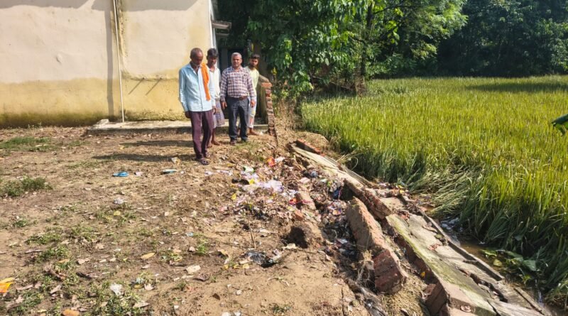 भारी बारिश और तूफान का कहर: प्राथमिक विद्यालय इटहिया की 15 मीटर लंबी बाउंड्री वॉल ढही, सुरक्षा पर उठे सवाल