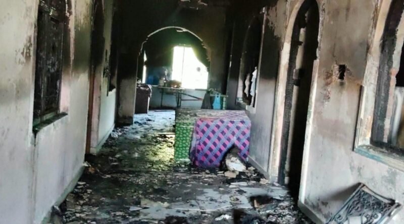 घर में भीषण आग: सिद्धार्थनगर में सभासद प्रतिनिधि के घर जलकर राख हुआ लाखों का सामान, बाल-बाल बचे लोग घर में भीषण आग: सिद्धार्थनगर में सभासद प्रतिनिधि के घर जलकर राख हुआ लाखों का सामान, बाल-बाल बचे लोग