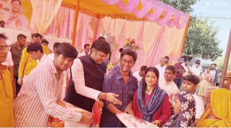 विधायक विनय वर्मा ने शोहरतगढ़ में आशा बहनों, एएनएम और स्वास्थ्य कर्मियों को किया सम्मानित, बांटे दीपावली उपहार