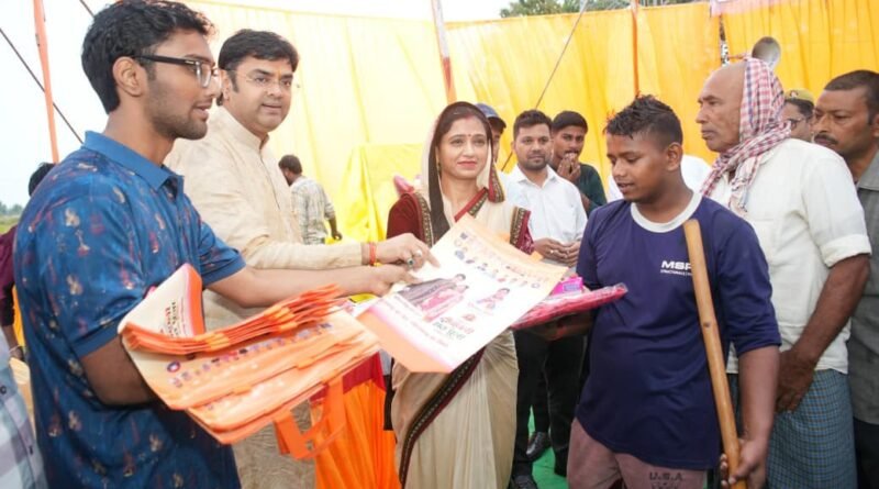 बीआरसी परसा में आयोजित हुआ रसोइया सम्मान समारोह, विधायक विनय वर्मा ने लगभग 700 लोगों को दीवाली पर बांटी भेंट बीआरसी परसा में आयोजित हुआ रसोइया सम्मान समारोह, विधायक विनय वर्मा ने लगभग 700 लोगों को दीवाली पर बांटी भेंट