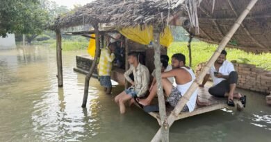 राप्ती नदी का जलस्तर बढ़ने से पेड़ारी मुस्ताकम गांव में घुसा बाढ़ का पानी, ग्रामीणों की बढ़ीं मुश्किलें