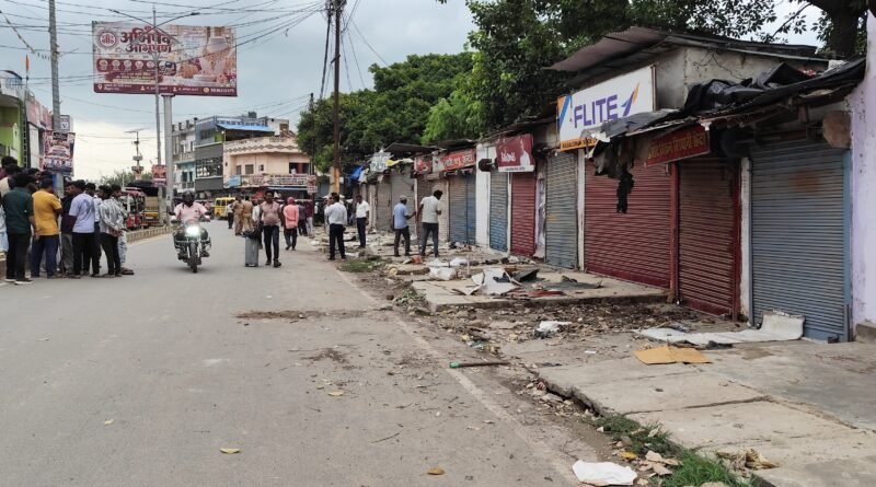 रेलवे की बड़ी कार्रवाई: सिद्धार्थनगर में चला बुलडोजर, सदर विधायक का कैंप कार्यालय भी अतिक्रमण की चपेट में आया रेलवे की बड़ी कार्रवाई: सिद्धार्थनगर में चला बुलडोजर, सदर विधायक का कैंप कार्यालय भी अतिक्रमण की चपेट में आया