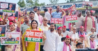 सिद्धार्थनगर में सपा का कलेक्ट्रेट पर जोरदार प्रदर्शन: मुख्य चुनाव आयुक्त के इस्तीफे की मांग