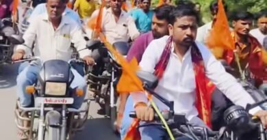 बढ़नी/सिद्धार्थनगर: ढेकहरी बुजुर्ग में मूर्ति स्थापना को लेकर निकला भव्य जुलूस, युवाओं का उमड़ा हुजूम