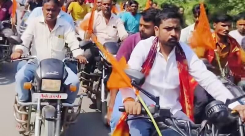 बढ़नी/सिद्धार्थनगर: ढेकहरी बुजुर्ग में मूर्ति स्थापना को लेकर निकला भव्य जुलूस, युवाओं का उमड़ा हुजूम