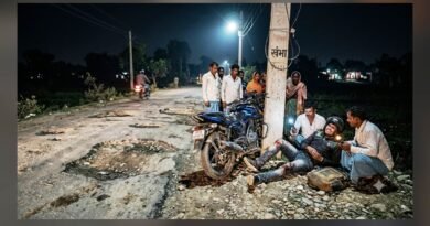 सड़क के गड्ढे ने ली हादसे की शक्ल: बाइक सवार युवक का टूटा पैर, ग्रामीणों में आक्रोश