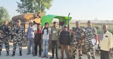 सिद्धार्थनगर: एसएसबी की बड़ी कार्रवाई, 15 बोटा अवैध लकड़ी और ट्रैक्टर-ट्रॉली के साथ 5 तस्कर गिरफ्तार