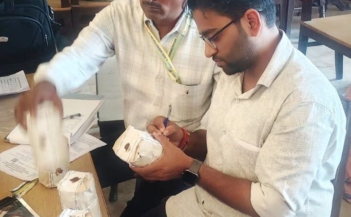 दीपावली से पहले खाद्य सुरक्षा विभाग का बड़ा एक्शन: 200 किलो खराब सामग्री नष्ट, 5 मिठाइयों की दुकानों के नमूने जब्त दीपावली से पहले खाद्य सुरक्षा विभाग का बड़ा एक्शन: 200 किलो खराब सामग्री नष्ट, 5 मिठाइयों की दुकानों के नमूने जब्त