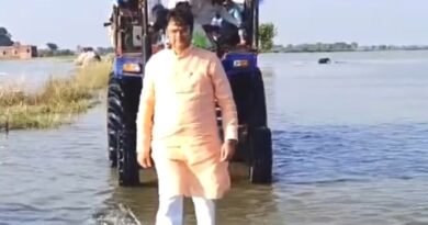 बाढ़ से बेहाल शोहरतगढ़: ट्रैक्टर से बाढ़ प्रभावित गांवों में पहुंचे विधायक विनय वर्मा, लापरवाही बरतने वाले लेखपालों पर सख्त कार्रवाई के संकेत