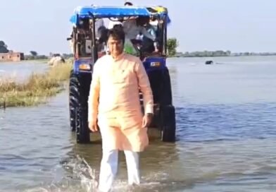 बाढ़ से बेहाल शोहरतगढ़: ट्रैक्टर से बाढ़ प्रभावित गांवों में पहुंचे विधायक विनय वर्मा, लापरवाही बरतने वाले लेखपालों पर सख्त कार्रवाई के संकेत