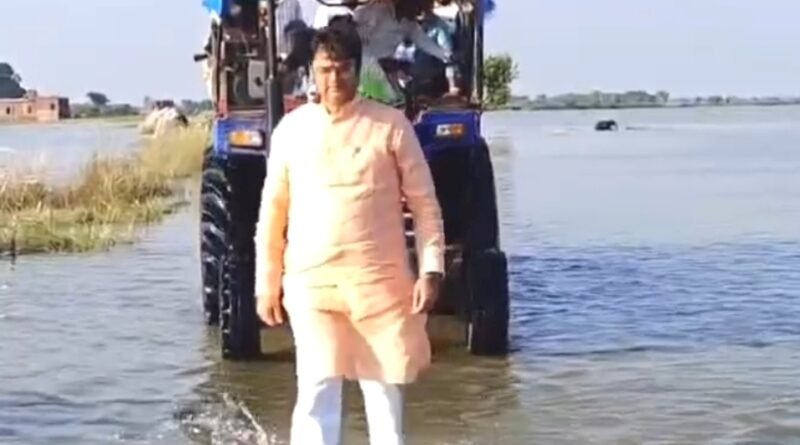 बाढ़ से बेहाल शोहरतगढ़: ट्रैक्टर से बाढ़ प्रभावित गांवों में पहुंचे विधायक विनय वर्मा, लापरवाही बरतने वाले लेखपालों पर सख्त कार्रवाई के संकेत