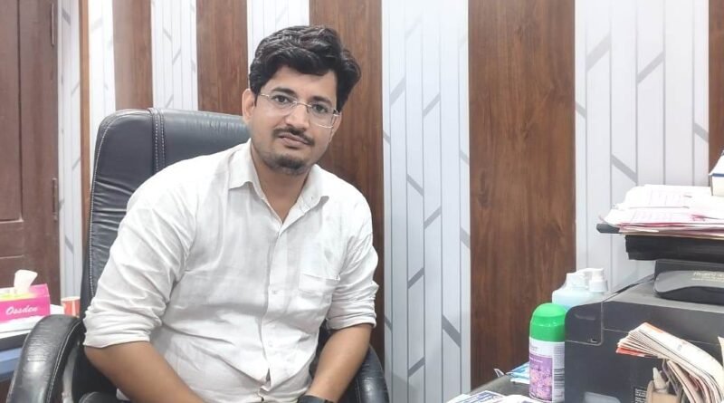 डॉक्टर ऑफ द मंथ: तराई क्षेत्र में नेत्र चिकित्सा को नई ऊंचाई दे रहे डॉ. नदीम अहमद; बढ़नी स्थित ‘सिद्धार्थ नेत्रालय’ में स्थापित हुई यूरोपियन तकनीक की OCT Optopol मशीन