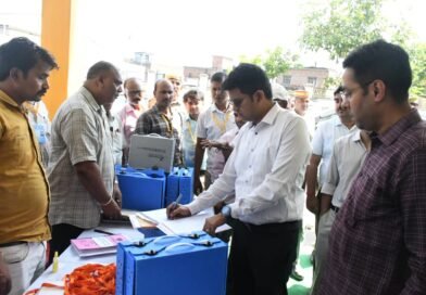 आगामी चुनाव की तैयारियां: सिद्धार्थनगर में EVM की प्रथम स्तरीय जांच (FLC) शुरू, DM ने किया निरीक्षण