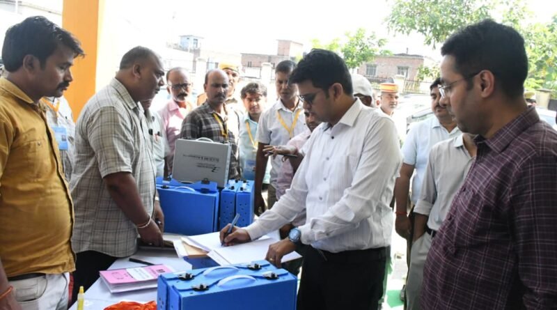 आगामी चुनाव की तैयारियां: सिद्धार्थनगर में EVM की प्रथम स्तरीय जांच (FLC) शुरू, DM ने किया निरीक्षण