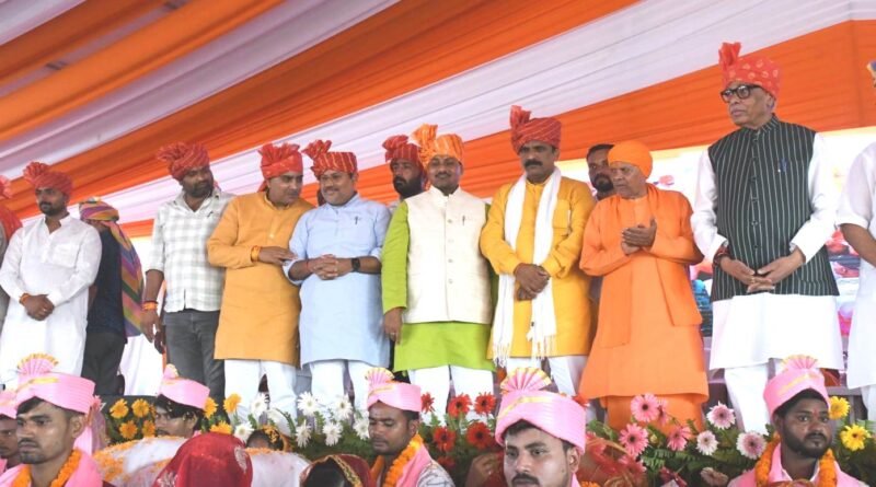 सिद्धार्थनगर में मुख्यमंत्री सामूहिक विवाह का भव्य आयोजन: 412 जोड़े एक दूजे के हुए; सांसद जगदम्बिका पाल, विधायकों और प्रशासनिक अधिकारियों ने दिया आशीर्वाद सिद्धार्थनगर में मुख्यमंत्री सामूहिक विवाह का भव्य आयोजन: 412 जोड़े एक दूजे के हुए; सांसद जगदम्बिका पाल, विधायकों और प्रशासनिक अधिकारियों ने दिया आशीर्वाद