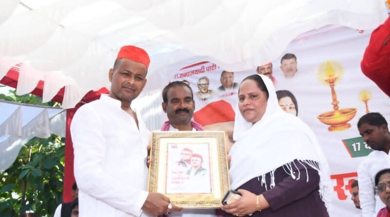 शोहरतगढ़ के ‘विकास पुरुष’ पूर्व मंत्री स्वर्गीय दिनेश सिंह की 17वीं पुण्यतिथि पर नम आँखों से दी गई श्रद्धांजलि; डुमरियागंज विधायक सैयदा खातून और सपा नेताओं ने उनके जनहित कार्यों को किया याद शोहरतगढ़ के ‘विकास पुरुष’ पूर्व मंत्री स्वर्गीय दिनेश सिंह की 17वीं पुण्यतिथि पर नम आँखों से दी गई श्रद्धांजलि; डुमरियागंज विधायक सैयदा खातून और सपा नेताओं ने उनके जनहित कार्यों को किया याद