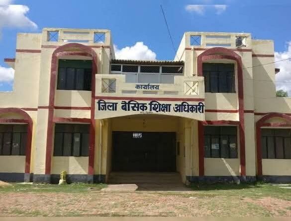 सिद्धार्थनगर: रिश्वत मांगने के आरोपी बीएसए कार्यालय के लिपिक पर गिरी गाज, वीडियो वायरल होने के बाद निलंबित