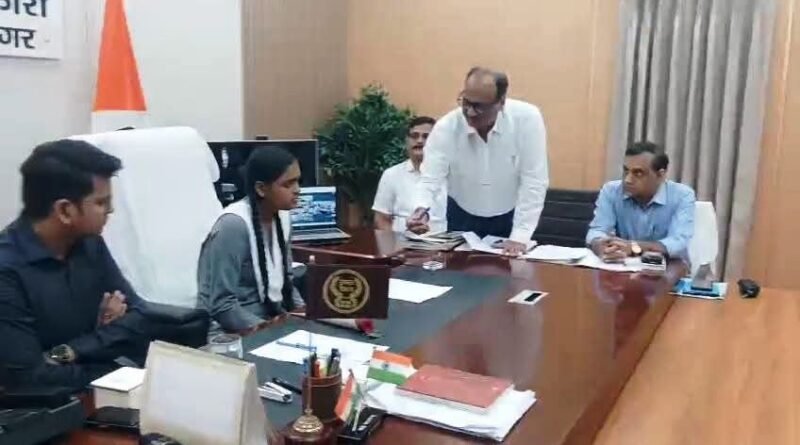 मिशन शक्ति: सिद्धार्थनगर में 11वीं की छात्रा श्रद्धा पांडेय बनीं एक दिन की जिलाधिकारी, सुनीं जनता की समस्याएं