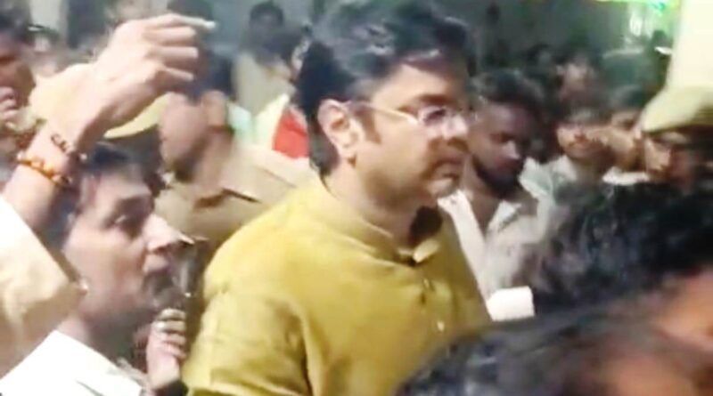 सड़क हादसे में दो युवकों की दर्दनाक मौत, पीड़ित परिवारों से मिलने पहुंचे विधायक विनय वर्मा, बंधाया ढांढस