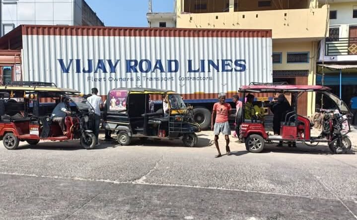 डुमरियागंज में पार्किंग का अभाव: सड़कों पर बेतरतीब खड़े वाहन बन रहे रोजाना जाम की वजह, राहगीर परेशान